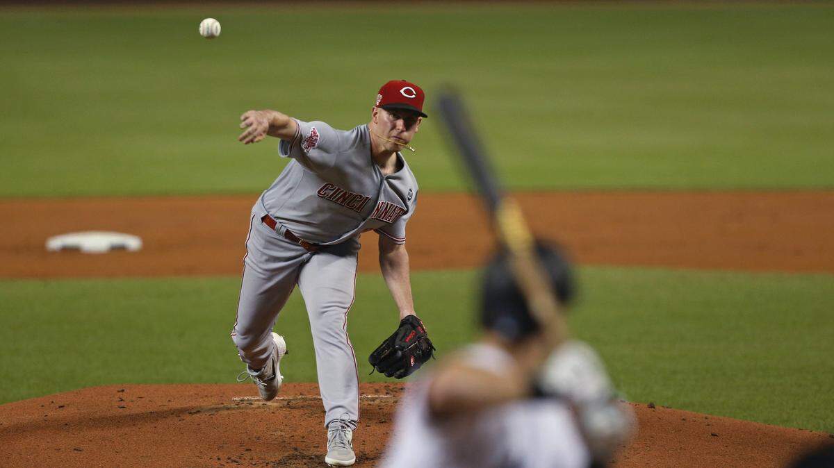 El abridor de los Rojos Anthony DeSclafani lanza en el primer inning del partido ante los Marlins, efectuado el 28 de agosto de 2019 en Miami.