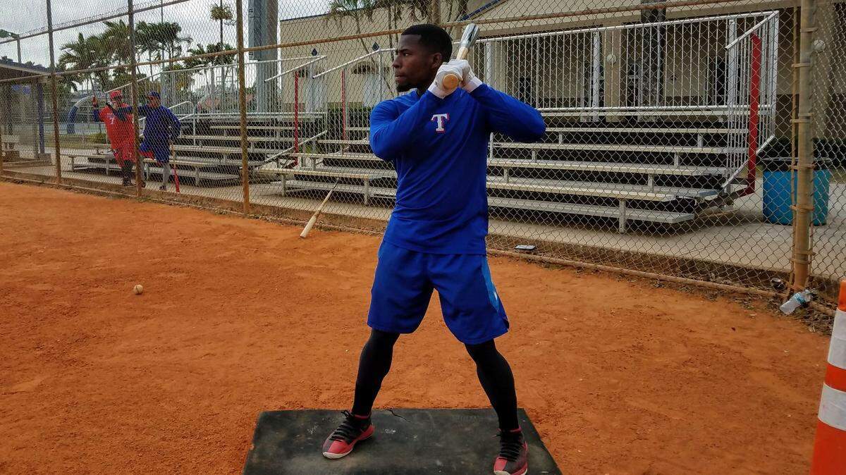JULIO PABLO MARTINEZ entrena en Miami para el inicio de la primavera con los Rangers.