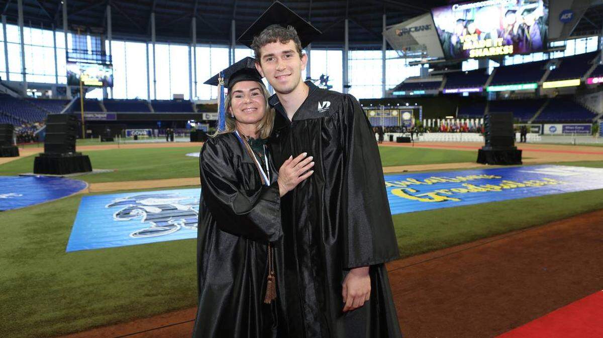 Haivyl López con su hijo, Sebastián Vera, el día de la graduación de ambos del Miami-Dade College el 26 de abril de 2025.