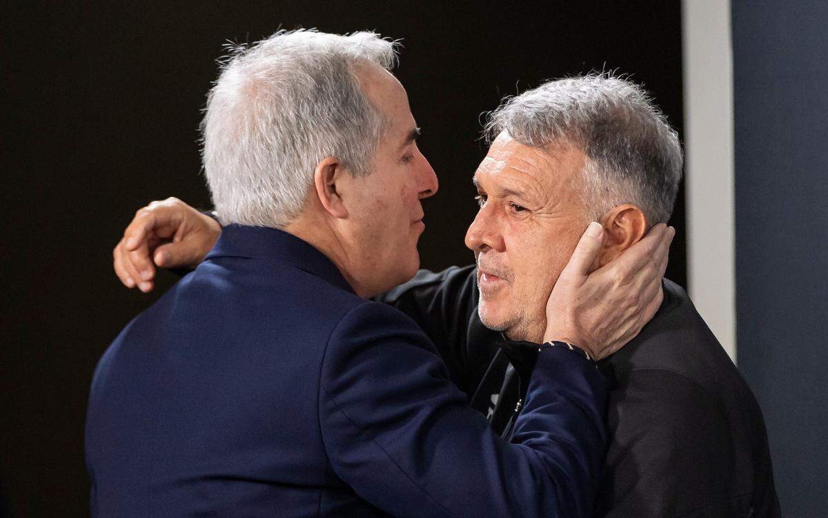 El propietario gerente del Inter Miami, Jorge Mas (izq.), y Gerardo Martino se saludan en la conferencia de prensa donde el argentino anunció de forma oficial que dejaba el cargo de entrenador del club, celebrada el 22 de noviembre de 2024 en el Chase Stadium, en Fort Lauderdale, Florida.