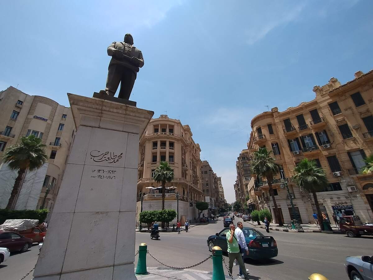 Estatua de Talaat Harb en la Plaza del mismo nombre, uno de los lugares históricos de El Cairo.