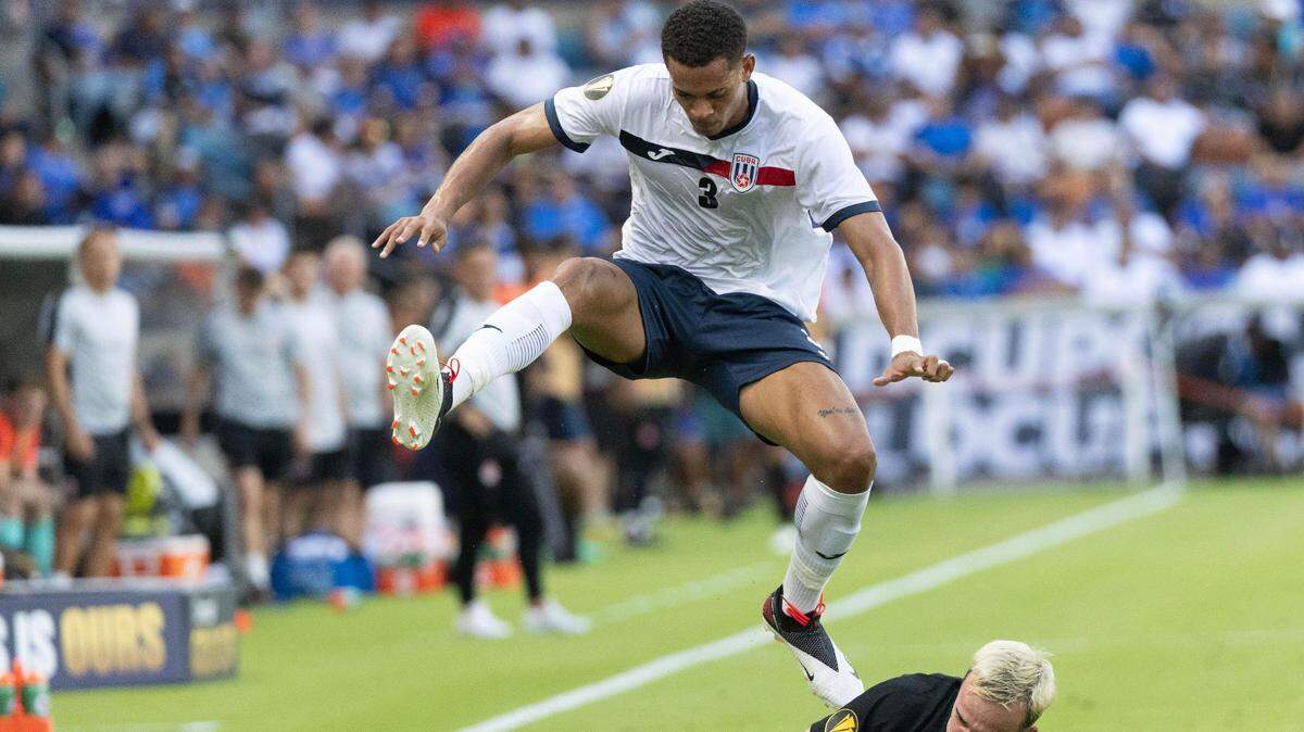El jugador cubano Mario Peñalver trata de evitar la barrida de Liam Millar, de Canadá, en el partido de la Copa Oro, celebrado el 4 de julio de 2023 en Houston.
