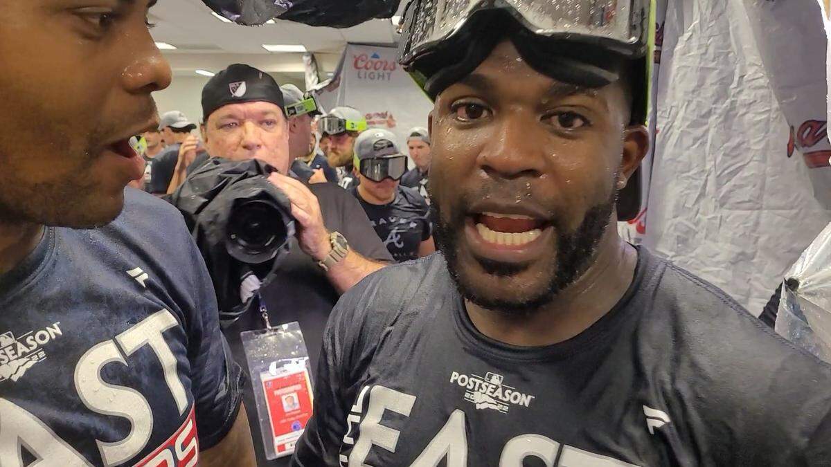 El cubano Gulllermo Heredia festeja con los Bravos en Miami, el 4 de octubre de 2022 en Miami.