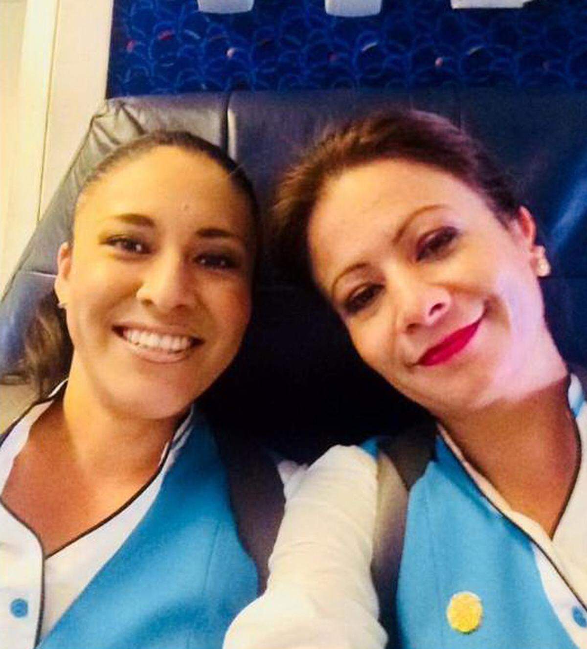 Fotografía sin fecha que muestra a Daniela Ríos (i), de 22 años, la sobrecargo que murió en el accidente de aviación el pasado viernes en Cuba, acompañada de Myrna Díaz (d), exsobrecargo de la aerolínea mexicana Global Air, quien habló este jueves durante una entrevista con Efe en Ciudad de México (México).