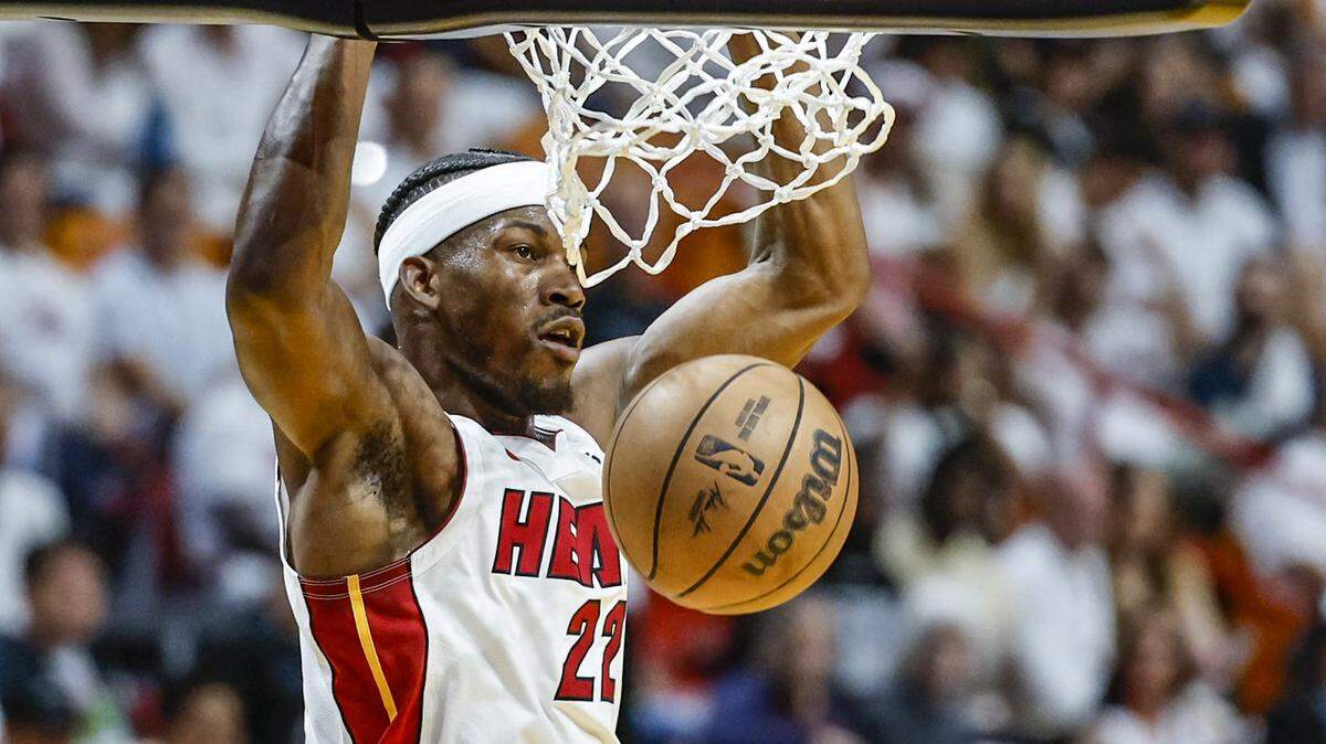 La estrella del Heat, Jimmy Butler (22), clava el balón en el primer cuarto del partido ante los Bucks de Milwaukee, celebrado el 22 de abril de 2023 en Miami.