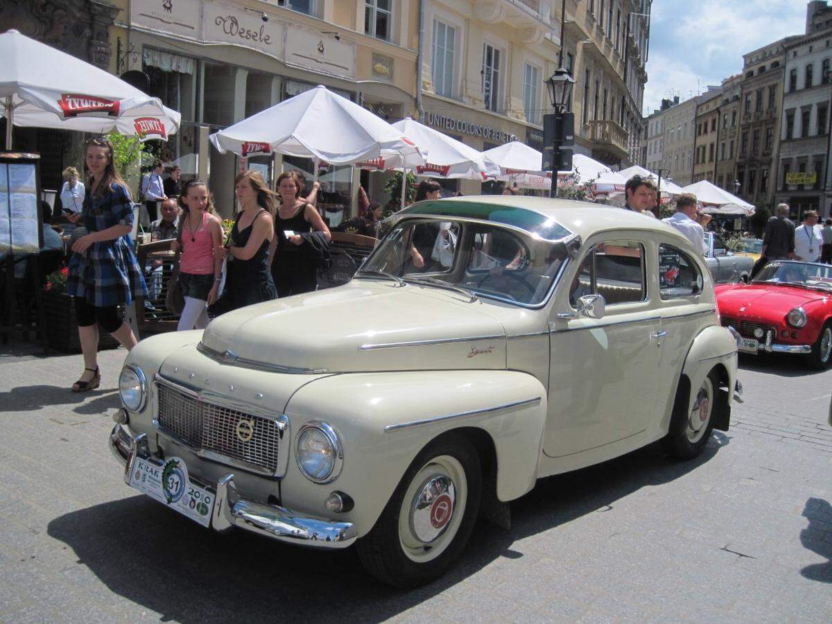 Desfile de autos antiguos en el centro de la ciudad.