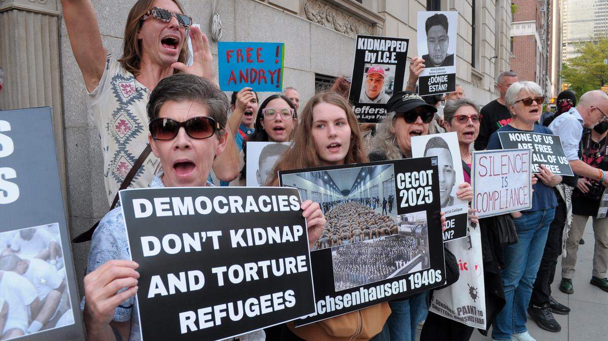 Decenas de personas protestan para pedir la liberación de inmigrantes venezolanos deportados por el gobierno de Donald Trump y encarcelados en El Salvador, el jueves 24 de abril de 2025, en Manhattan, Nueva York. La pancarta de la izquierda dice “Las democracias no secuestran y torturan a los refugiados”.