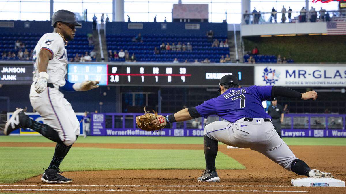 El torpedero de los Marlins Otto López corre a primera base en el octavo inning del partido ante los Rockies de Colorado, celebrado el 4 de junio de 2025 en Miami.