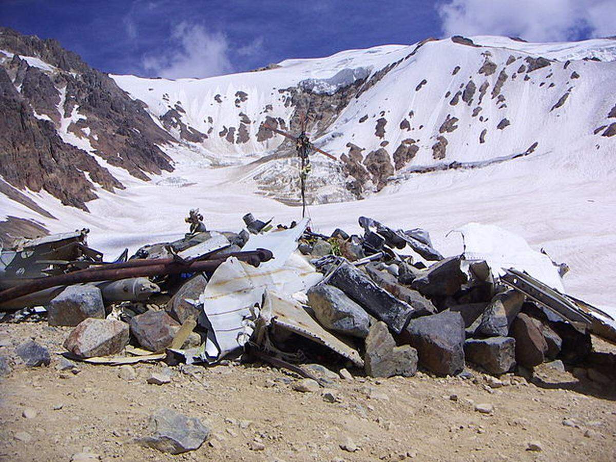 Vista del monumento que conmemora la tragedia de los Andes. A lo lejos, detrás del monumento, se ve la montaña que algunos compañeros escalaron en su último esfuerzo por alcanzar el rescate. BoomerKC/Wikimedia Commons