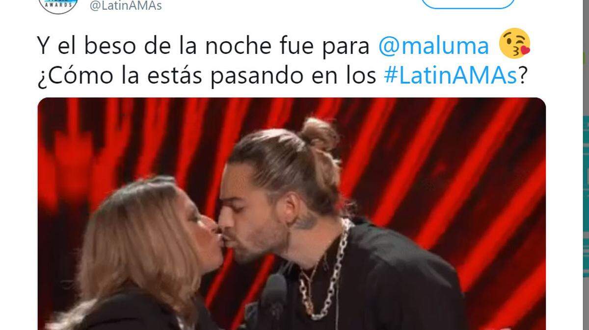 Ana María Polo le da un beso en la boca al cantante Maluma durante los Latin American Music Awards de Telemundo.