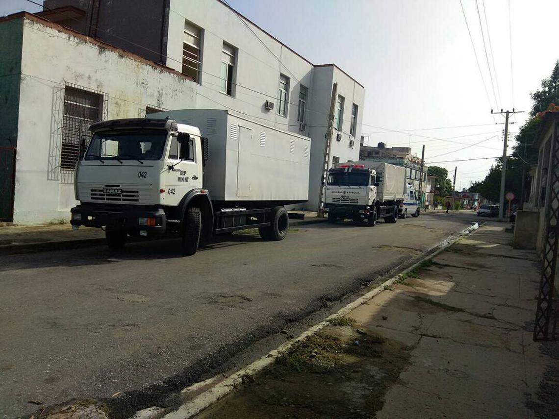 Camiones repletos de policías antimotines permanecen apostados en las inmediaciones del tribunal.