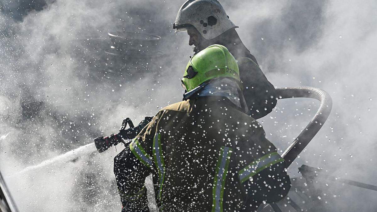 Los bomberos extinguen un incendio en el lugar de un ataque en la ciudad de Brovary, cerca de Kiev, tras un ataque con misiles y drones rusos, el sábado 14 de marzo de 2026, en medio de la invasión rusa de Ucrania.