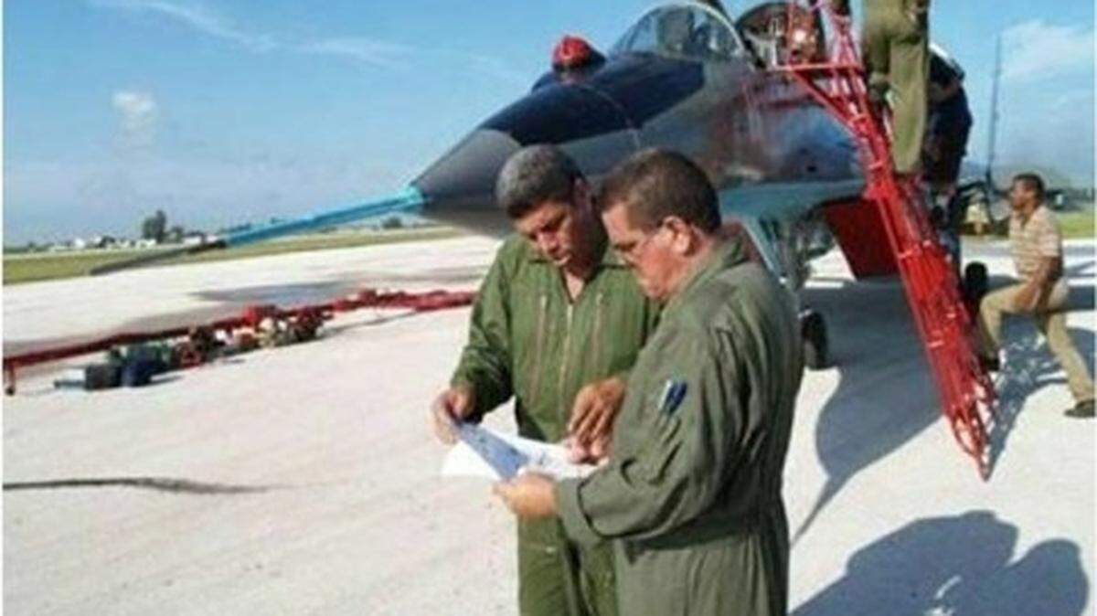 La acusación formal incluye una fotografía de Luis González-Pardo Rodríguez en la Fuerza de Defensa Aérea.