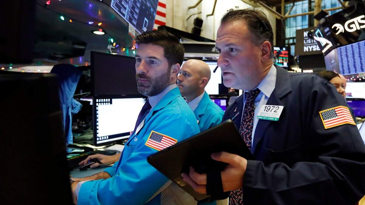 Los especialistas Thomas McArdle (izq.) y Jonathan Corpina evalúan las transacciones de la Bolsa de Valores de Nueva York, el 11 de diciembre de 2019.