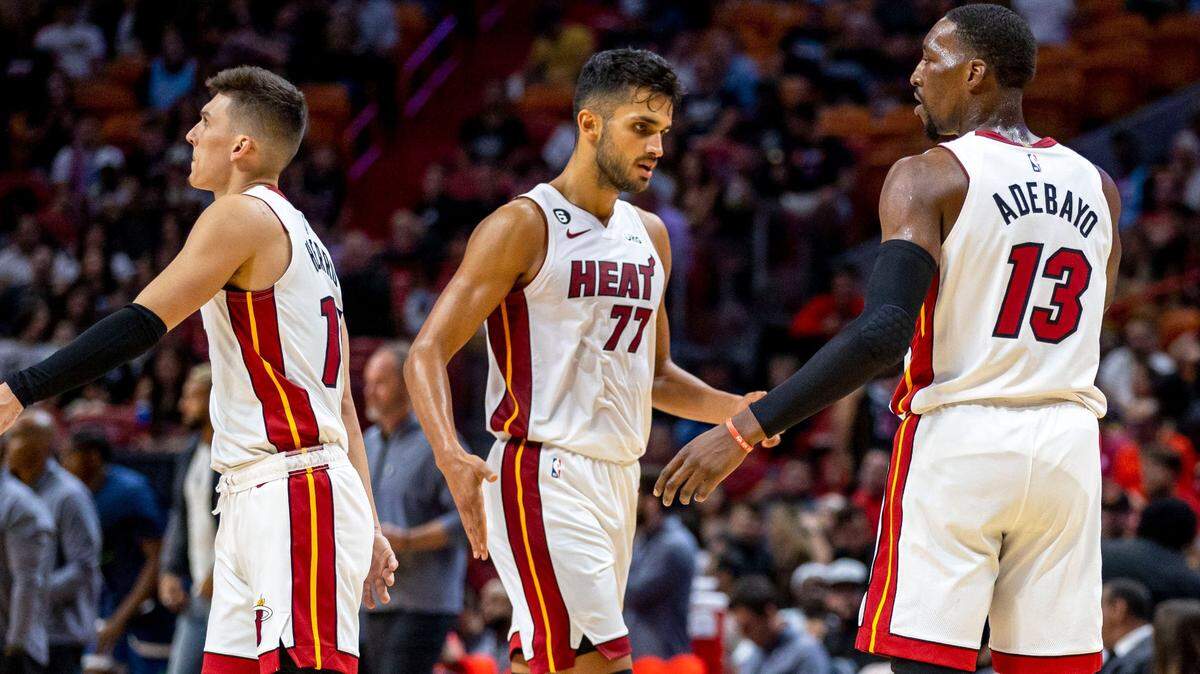 El centro del Heat Omer Yurtseven celebra con Bam Adebayo en un partido de pretemporada contra los Timberwolves de Minnesota, celebrado el 4 de octubre de 2022 en Miami.