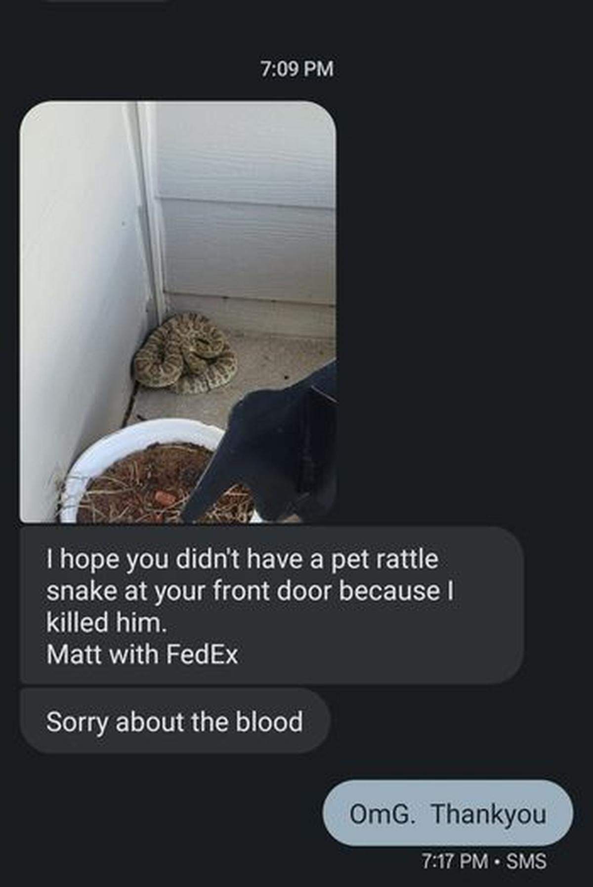 “Espero que no tengan una serpiente de cascabel en el frente de la casa, porque la maté”, le dijo en un mensaje de texto un conductor de FedEx.