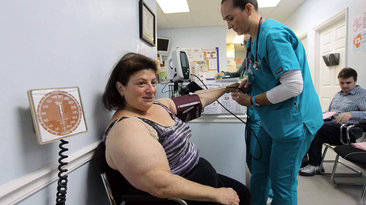 Lauren Giber recibe atención en la clínica Light of the World Clinic, en Fort Lauderdale, en enero del 2014.  El centro atiende a pacientes de bajos recursos que no tienen seguros de salud.