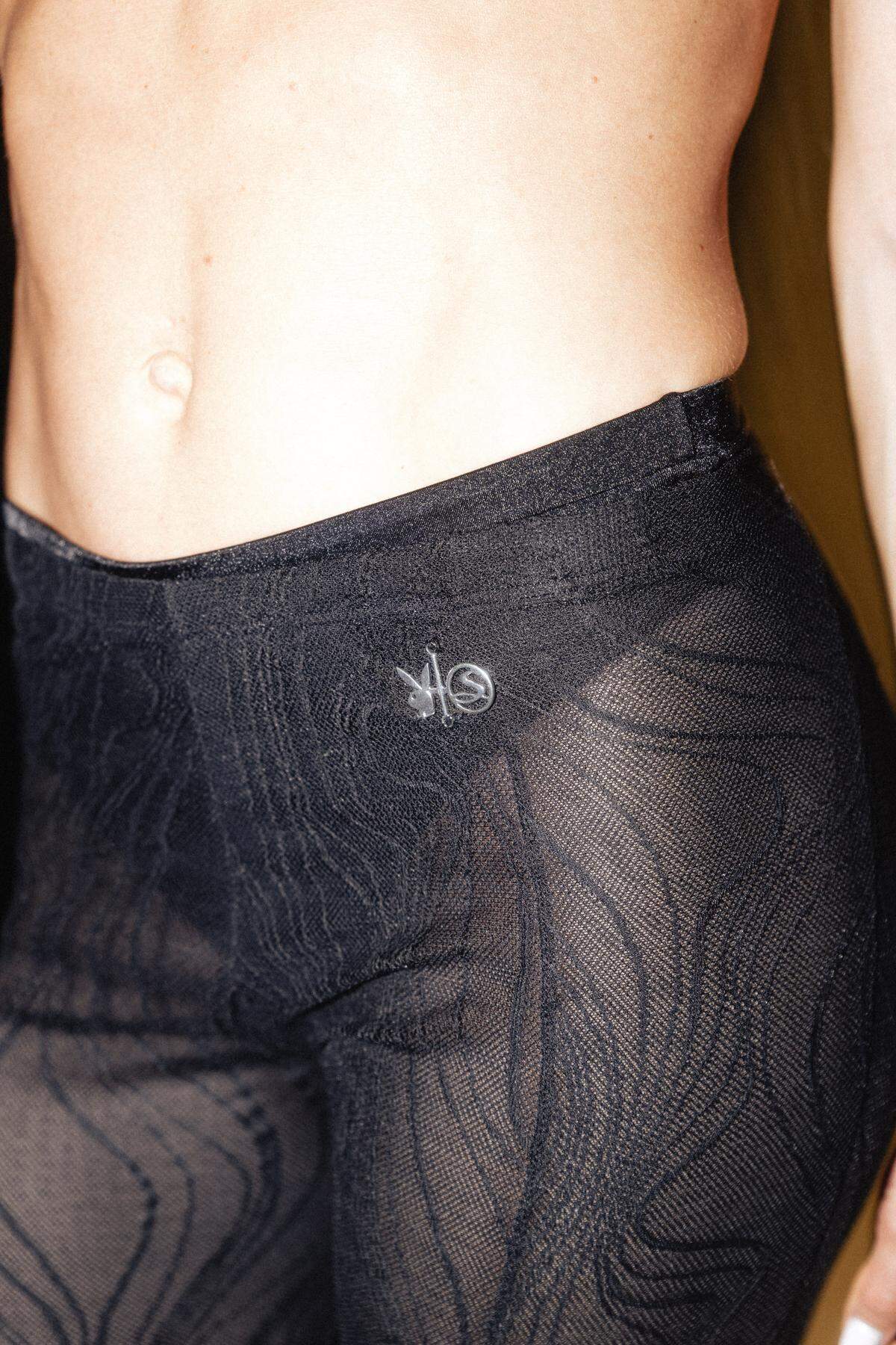 Todas las unidades de la colección de ropa íntima llevan los logos de ambas marcas: el conejo con corbata de lazo de Playboy, y el ángel con alas extendidas de la empresa colombiana.&nbsp;