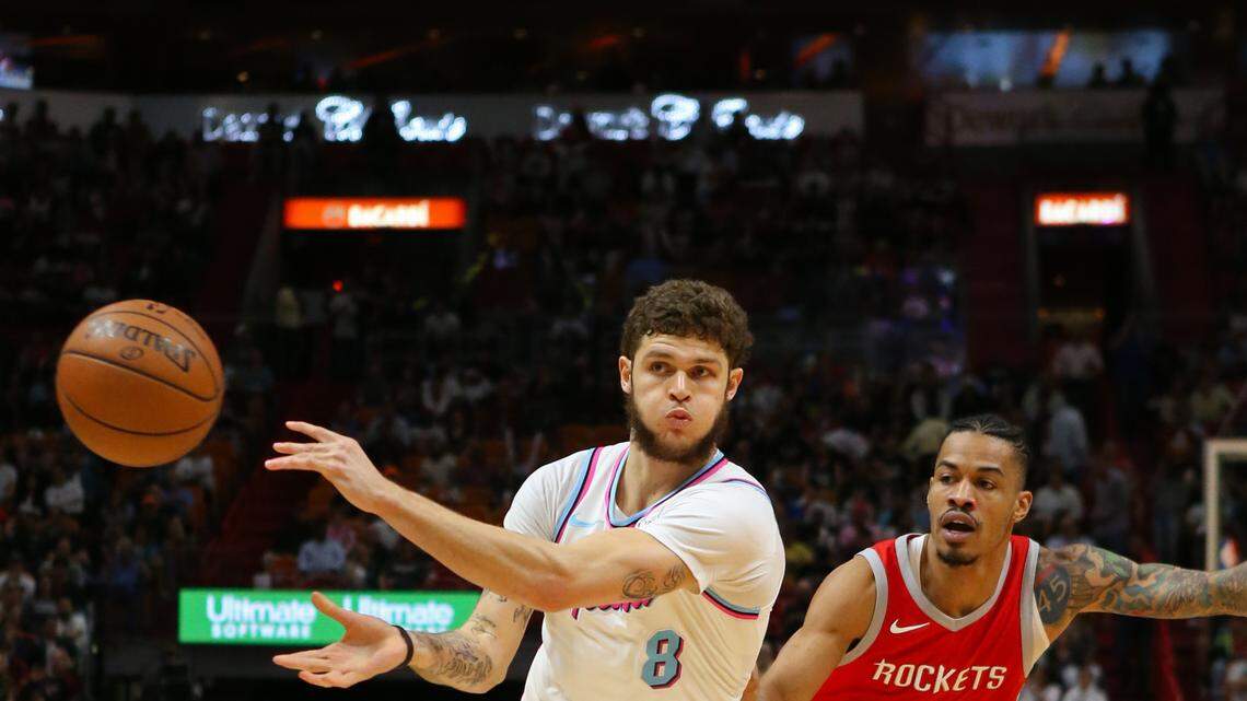 El jugador del Heat Tyler Johnson pasa la pelota con la marca de Gerald Green, de los Rockets, en el primer cuarto del partido celebrado el 7 de febrero de 2018 en Miami.