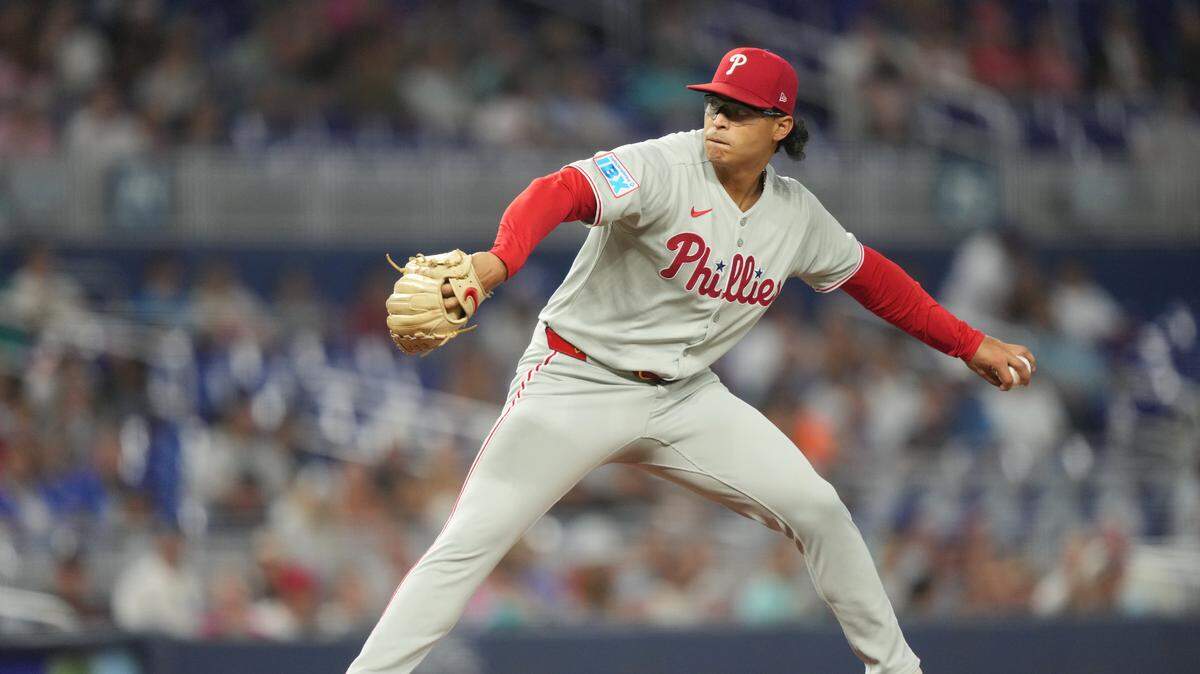  El lanzador de los Filis, Jesús Luzardo, lanza en la primera entrada contra los Marlins en el partido celebrado en el LoanDepot Park de Miami. 