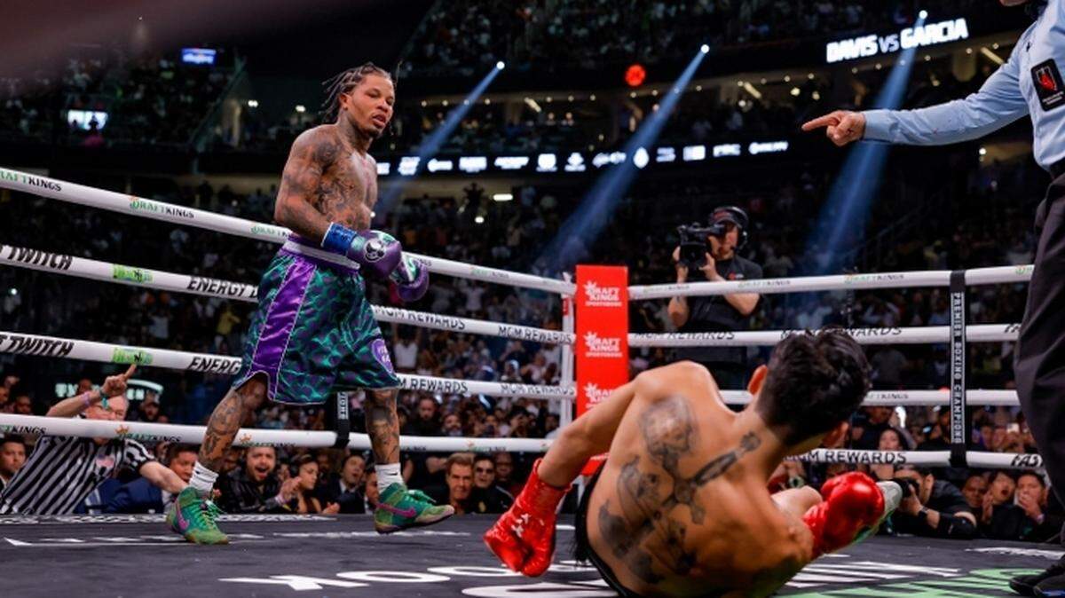 Gervonta Davis evitó ir a prisión y, por el momento, su carrera en el ring no corre peligro. El talentoso boxeador fue condenado el viernes a 90 días de arresto domiciliario, tres años de libertad condicional y 200 horas de servicios comunitarios por su accidente con fuga en noviembre de 2020 en Baltimore.