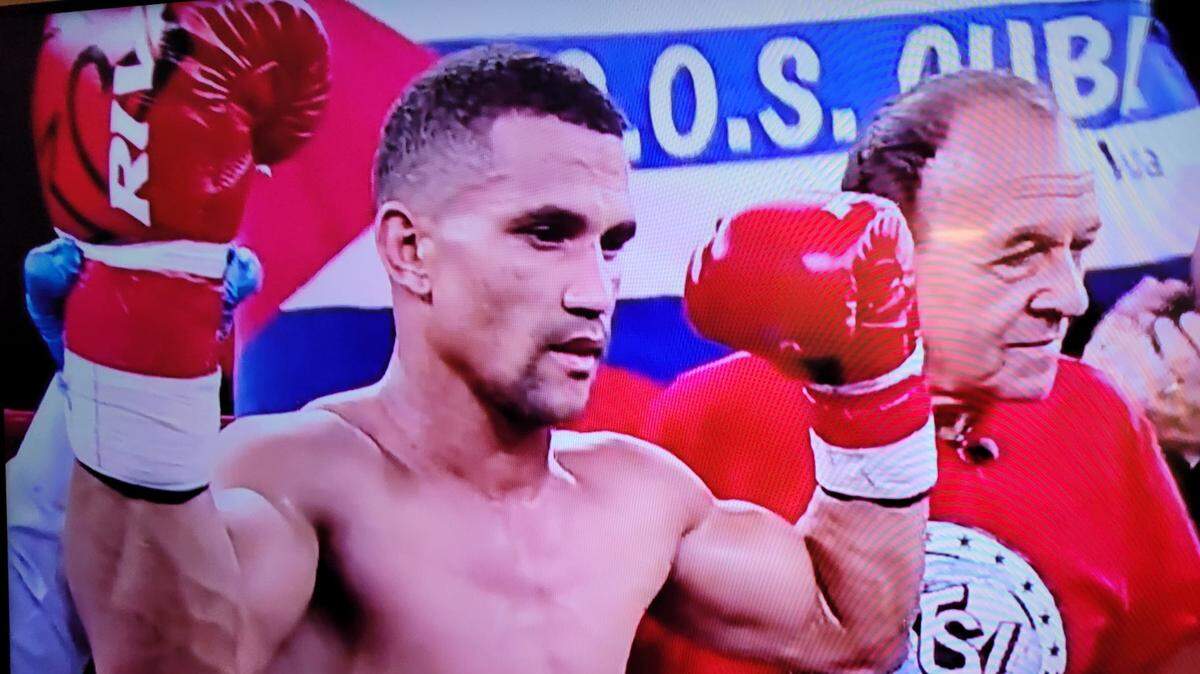 Orestes Velázquez junto al profesor Pedro Roque tras su triunfo el domingo en Orlando.