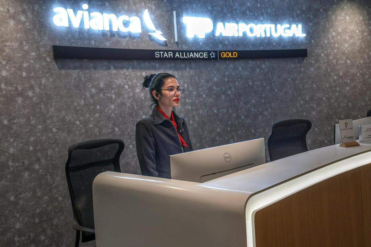 Una anfitrióna permanece lista para recibir a los viajeros en el lounge de Avianca en la Terminal J del aeropuerto de Miami el 19 de marzo de 2025. Carl Juste cjuste@miamiherald.com