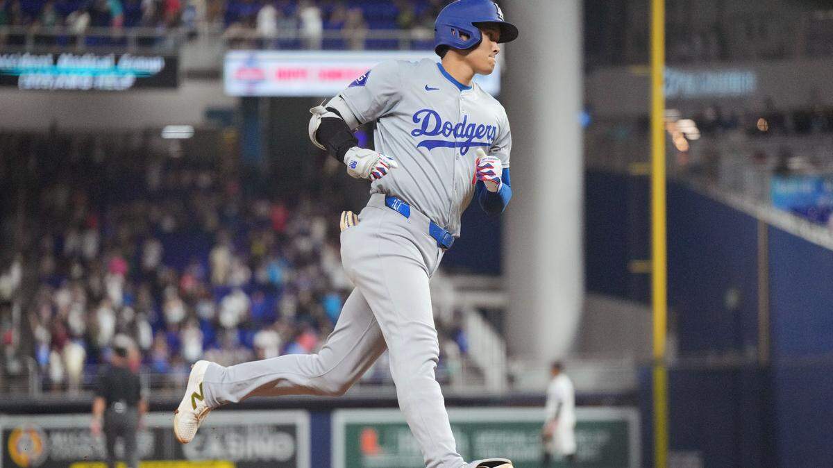 El jugador de los Dodgers de Los Angeles Shohei Ohtani recorre las bases tras pegar un jonrón en el tercer inning del partido ante los Marlins, celebrado el 17 de septiembre de 2024 en Miami.