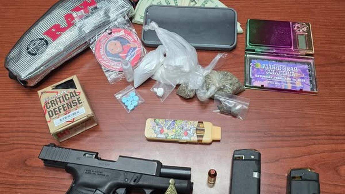 Las drogas y el arma encontradas en el auto de dos personas de Carolina del Sur arrestadas el 8 de marzo de 2026 en Florida.