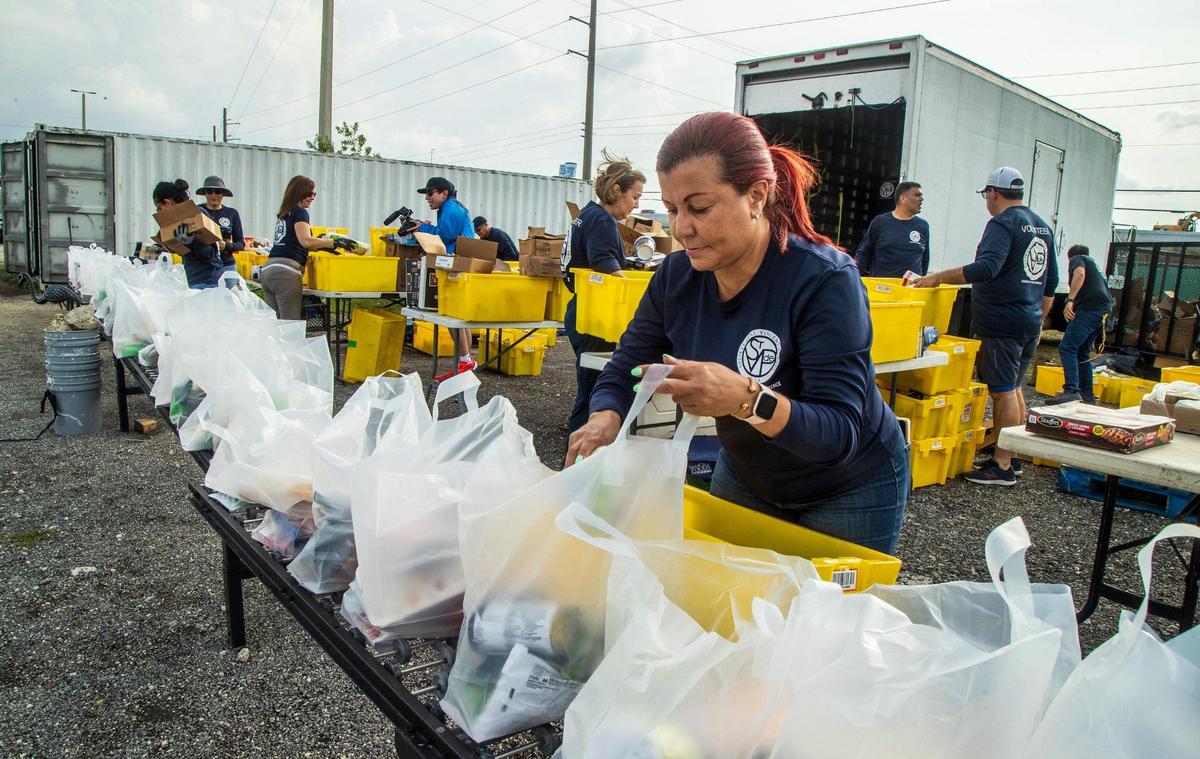 La voluntaria Luisa Mendoza, de la Sociedad de San Vicente de Paúl Doral de la Iglesia Católica Our Lady of Guadalupe, prepara bolsas con alimentos para personas necesitadas, en su mayoría personas de la comunidad venezolana que llegan al sur de Florida el miércoles 06 de abril de 2022.