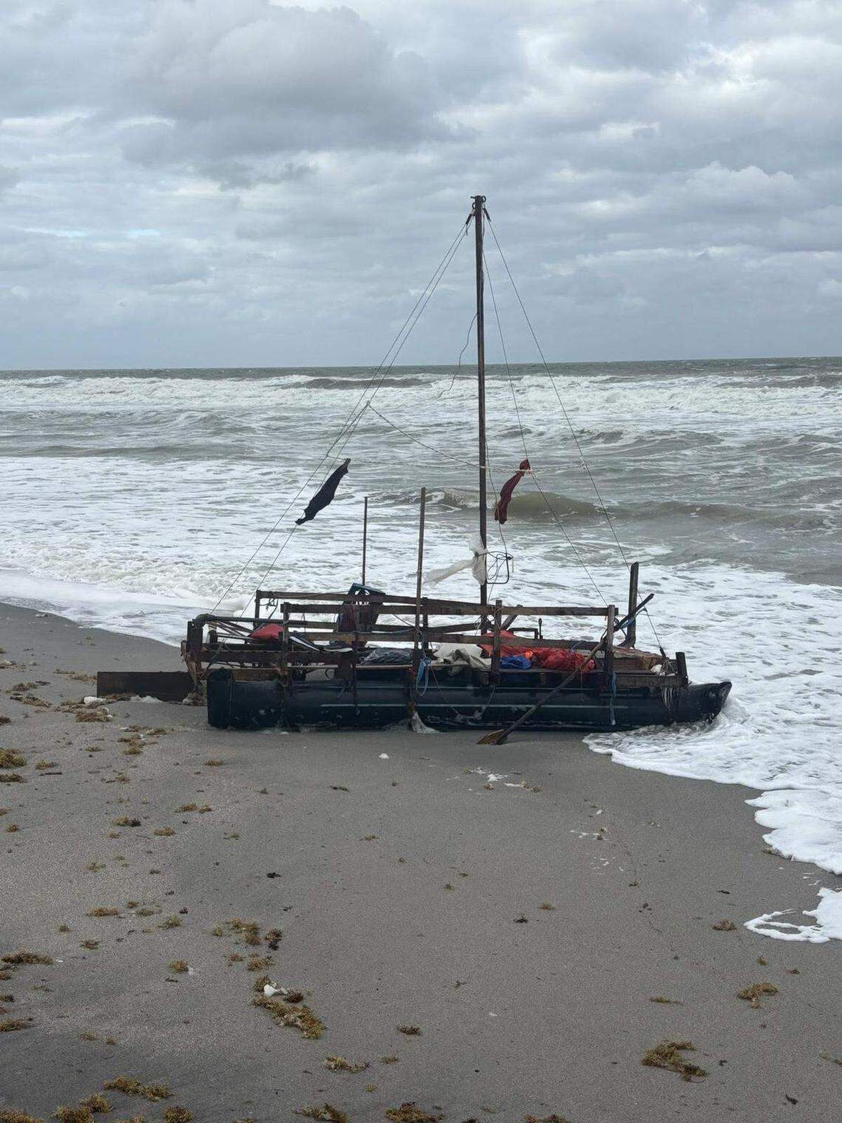 Una balsa de migrantes improvisada quedó varada en la isla Jupiter, en el condado de Martin, el sábado 25 de octubre de 2025. Departamento de Policía del Condado de Martin.