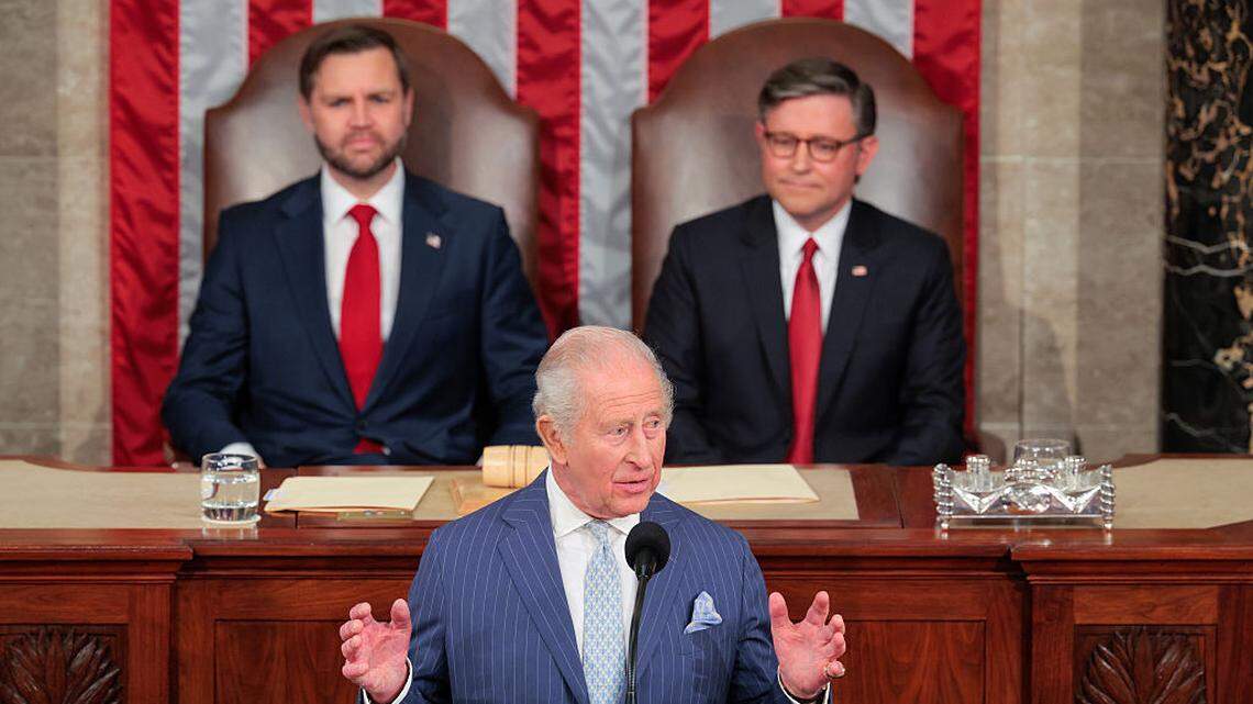 El rey Carlos III se dirige a una sesión conjunta del Congreso mientras el vicepresidente de Estados Unidos, JD Vance (izq.), y el presidente de la Cámara de Representantes, Mike Johnson, observan, el 28 de abril de 2026 en Washington, D.C.