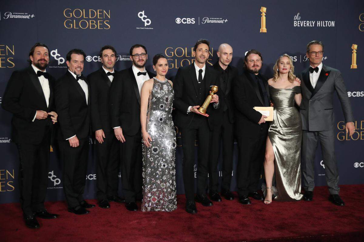 “El Brutalista’’, la cinta sobre un arquitecto judío húngaro que emigra a Estados Unidos tras sobrevivir al Holocausto, llegó como segunda más nominada y no defraudó. Adrien Brody (centro) ganó el Globo de Oro al mejor actor dramático. 