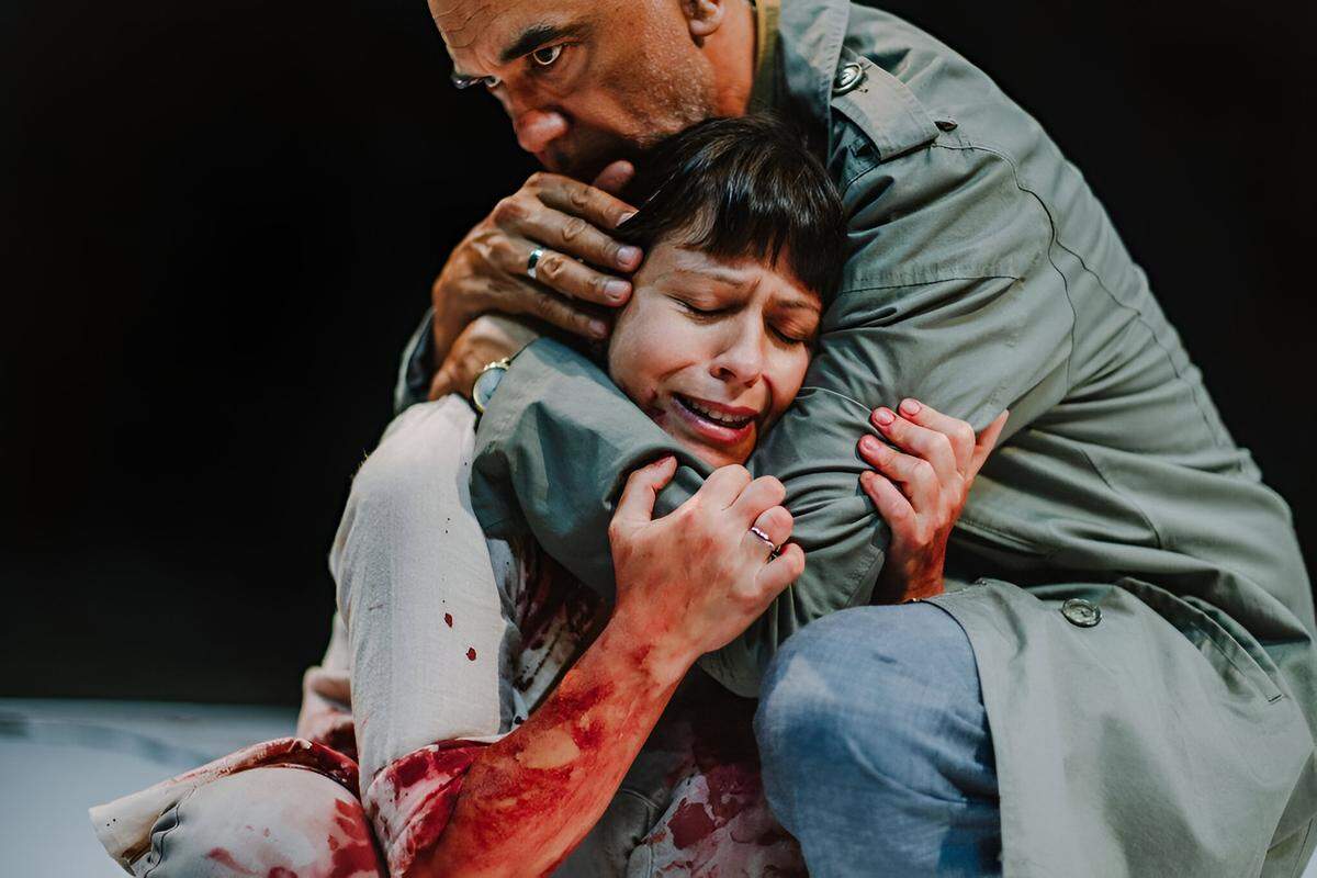 Estefanía Acosta y Lucio Hernández encarnan los personajes de la madre y el padre en “Barrabás, historia de un perro”.