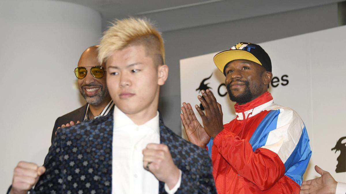 Floyd Mayweather Jr. (der.) junto a Tenshin Nasukawa en el anuncio de su pelea del 31 de diciembre.