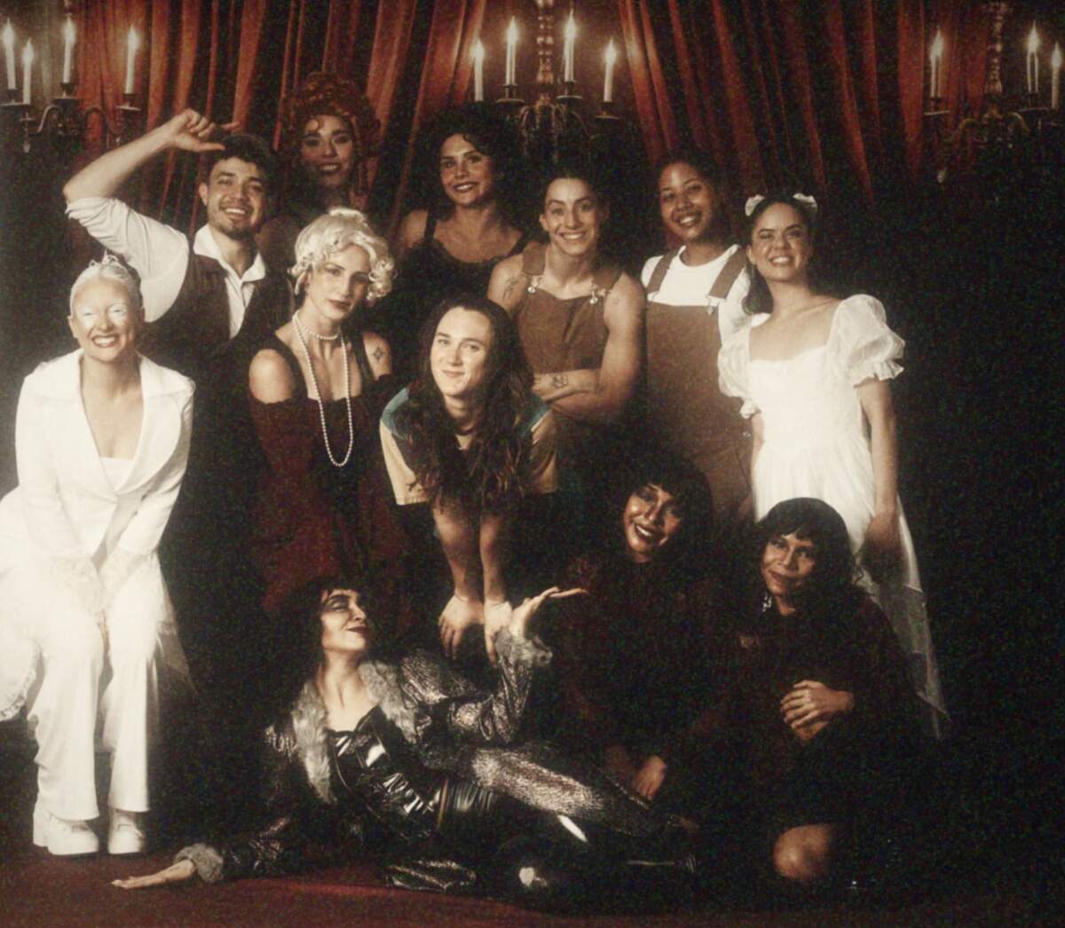 Los bailarines de STYX The Company caracterizados como los personajes de “The Teller Returns”, con la directora y coreógrafa Bianna Campbell en el centro.