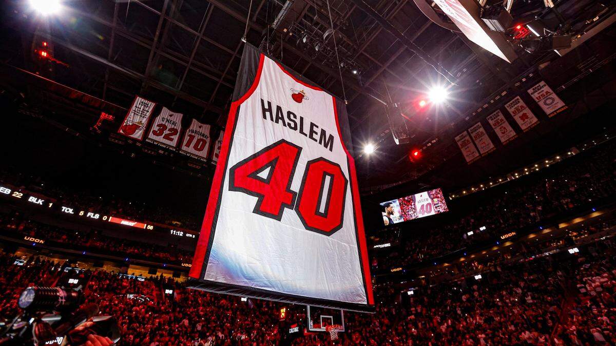 El número de camiseta retirado de Udonis Haslem del Miami Heat se exhibe durante la ceremonia de entretiempo del juego entre el Miami Heat y los Atlanta Hawks en el Kaseya Center en Miami, Florida, el viernes 19 de enero de 2024.