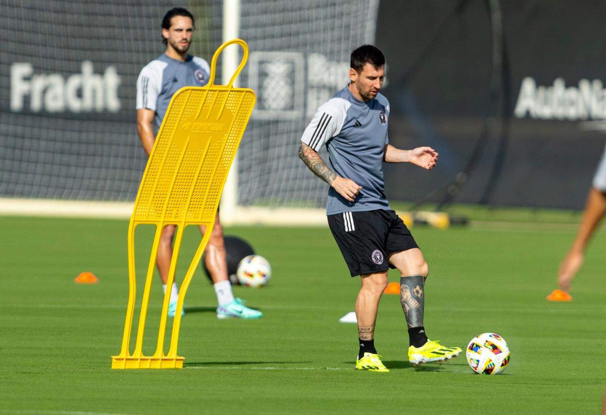 Lionel Messi patea el balón durante la práctica con el Inter Miami, el 13 de enero de 2024 en el Florida Blue Training Center en Fort Lauderdale, Florida.