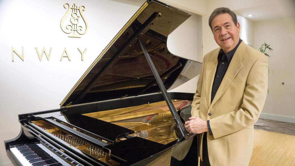 Enrique Chía se presenta en concierto el domingo 13 de octubre a las 3:00 p.m. en el Miami-Dade County Auditorium.