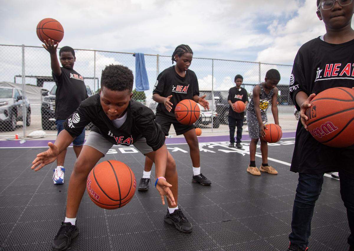 Un grupo de niños participa en el campamento de baloncesto organizado por el Heat y el festival de música Rolling Loud, el 19 de julio de 2023 en el Hard Rock Stadium en Miami Gardens, Florida.