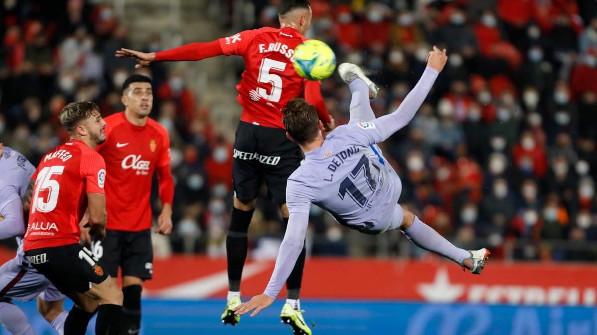 Barcelona’s Luuk de Jong scores the opening goal during a Spanish La Liga soccer match between Mallorca and Barcelona at the Son Moix stadium in Palma de Mallorca, Spain, Sunday, Jan. 2, 2022. (AP Photo/Francisco Ubilla)
