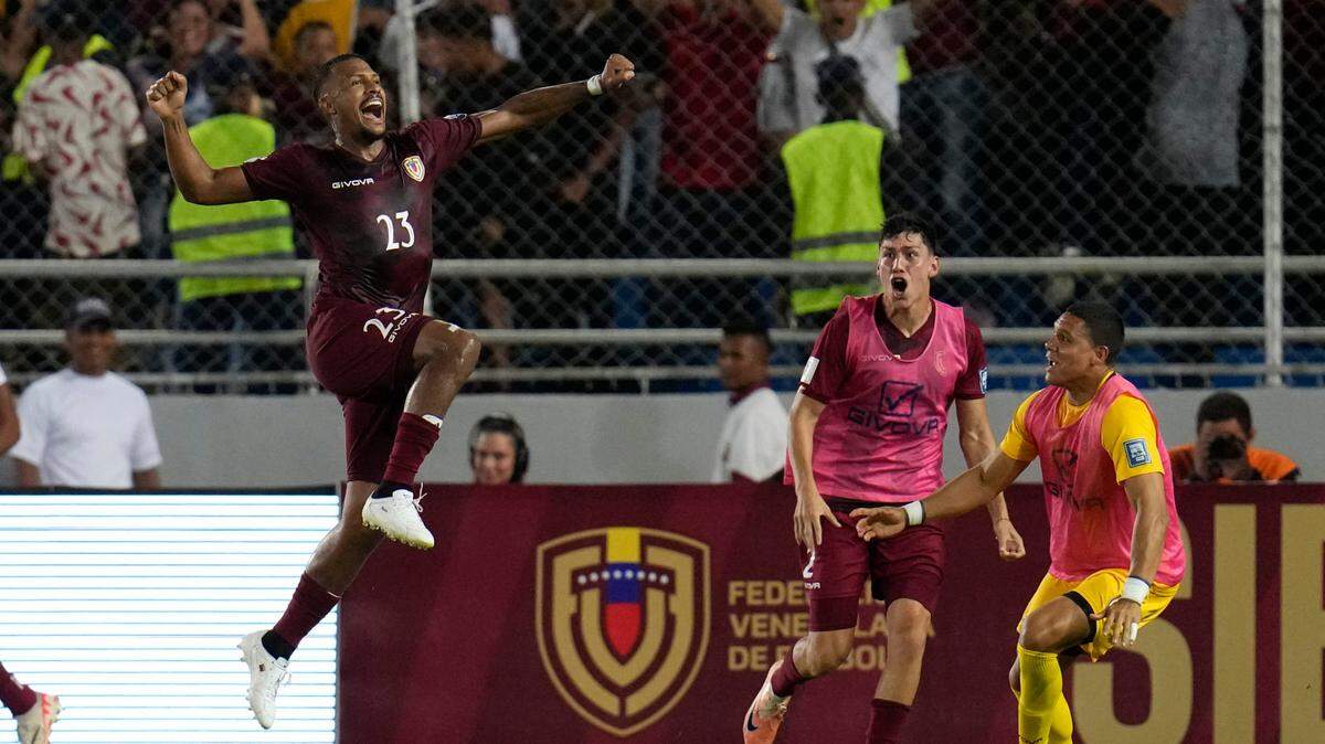 José Salomón Rondón celebra su gol en el triunfo de Venezuela 3-0 ante Chile en las eliminatorias mundialistas, en el partido celebrado el 17 de octubre de 2023 en el Estadio Monumental de Maturín, en Monagas, a unos 410 kilómetros al este de Caracas.