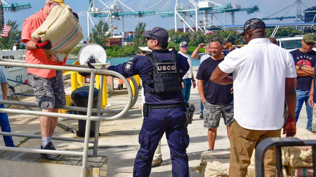 La tripulación del barco Dauntless descargó la droga en la base de los guardacostas en Miami Beach el 1 de abril de 2022 antes de regresar a su puerto base en Pensacola.