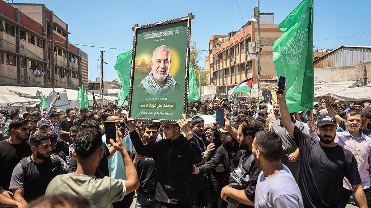 Cientos de personas se reúnen para trasladar el cuerpo de Mohamed Odeh, jefe de las Brigadas Ezedin al Qasam, el brazo armado de Hamás, y otros palestinos, el miércoles 27 de mayo de 2026 en Ciudad de Gaza.