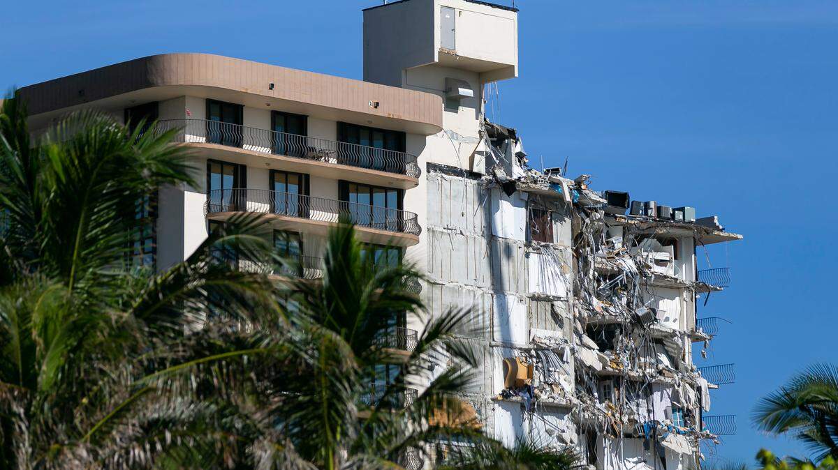 Continúa la búsqueda de sobrevivientes entre los escombros el sabado, 3 de Julio del 2021, en el sitio del derrumbe del edificio de condominios Champlain Towers South, en Surfside, Florida.