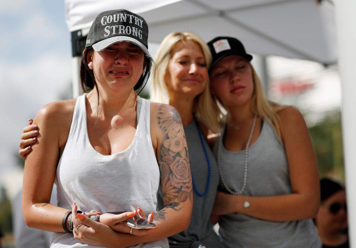 Michaela Stilwell, Melinda Stilwell y Taylor Curtis participan de un acto de recordación por las víctimas del tiroteo de Las Vegas el año pasado. A pesar de que la escala de violencia no tuvo precedentes, información detallada sobre los cientos de personas que fueron heridas no está disponible en los informes oficiales que documentaron la tragedia.