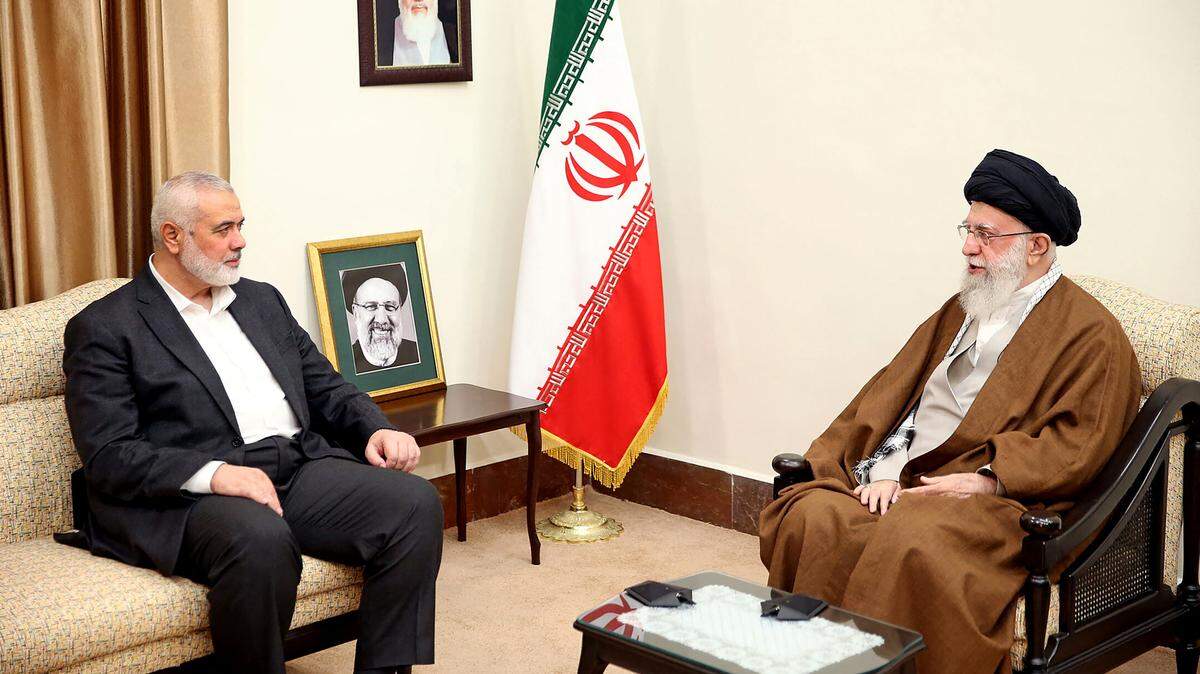 Foto de archivo. El líder del grupo islamista Hamás Ismail Haniyeh (izq.) durante una reunión con el líder supremo de Irán, el ayatolá Ali Jamenei, el 22 de mayo de 2024 en Teherán.