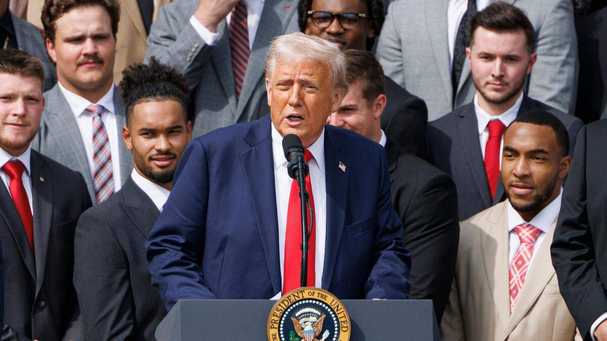 El presidente Donald Trump da un discurso durante un evento con el equipo campeón del Campeonato de Fútbol Americano Universitario 2025, la Universidad Estatal de Ohio, el lunes 14 de abril de 2025, en el Jardín Sur de la Casa Blanca en Washington D.C. 