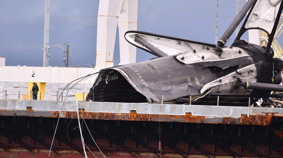 Vista de la parte que quedó del cohete propulsor de SpaceX Falcon 9 a su llegada a Puerto Cañaveral, Florida, el 26 de diciembre de 2023.