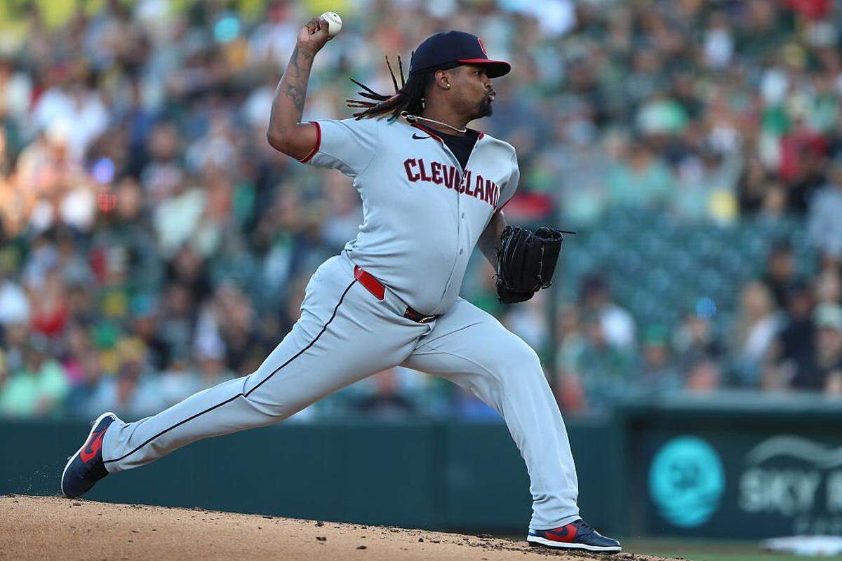 El pitcher de los Guardianes de Cleveland Luis Ortiz lanza en un partido contra los Atléticos de Oakland, celebrado el 21 de junio de 2025 en Sacramento, California. 